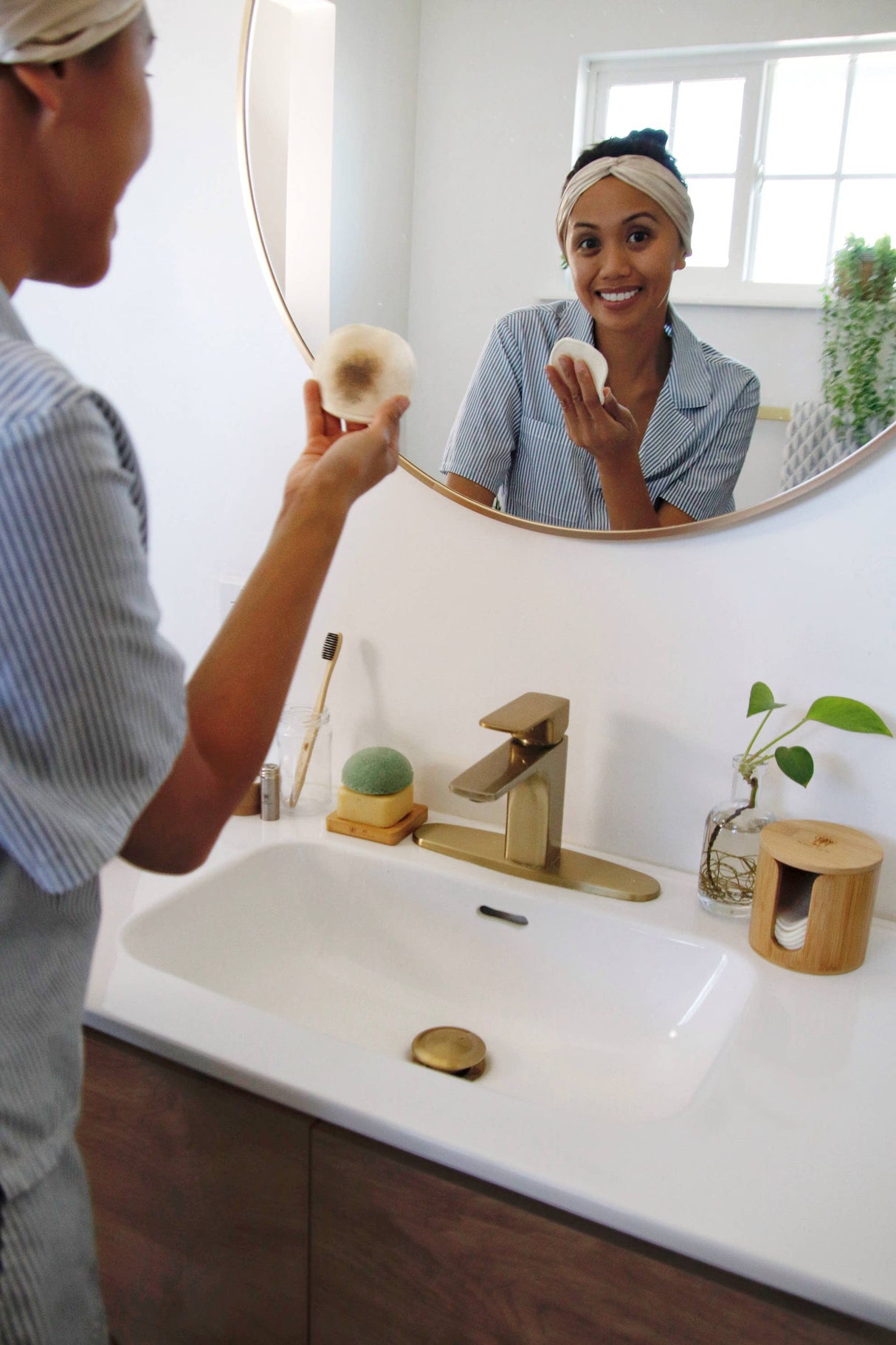 Bamboo Storage Box + Reusable Hemp Cotton Rounds – 15-Pack Zero Waste Skincare Set