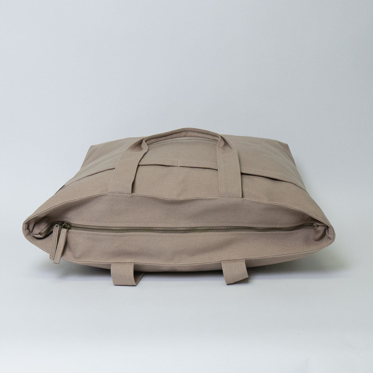 Tote bags with trolley sleeve