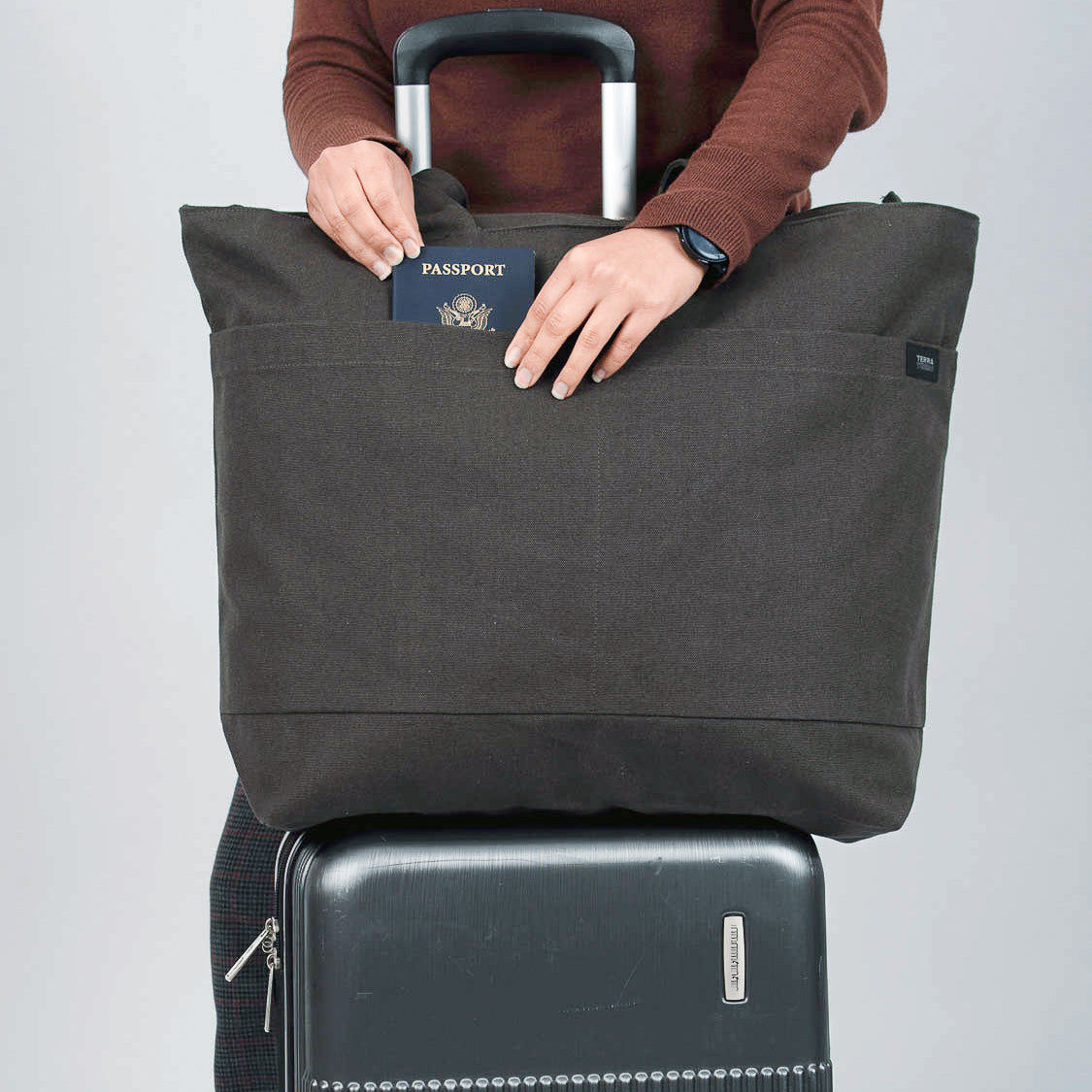 Tote bags with trolley sleeve